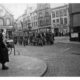6.15. En gruppe danske soldater gør klar til at indtage deres stillinger på Torvet og de omkringliggende gader.