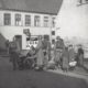 Fem danske soldater ved fodfolkskanonen foran Hertug Hans Hospital, Hertug Hans Gade, gør klar til kamp mod de tyske styrker.